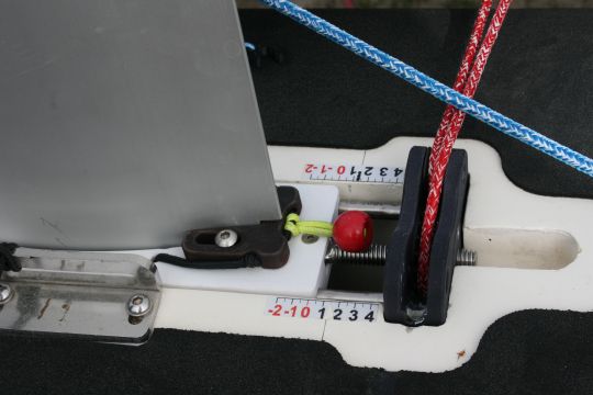 L'angle d'incidence du foil se règle uniquement par le déplacement de la cale haute de l'appendice