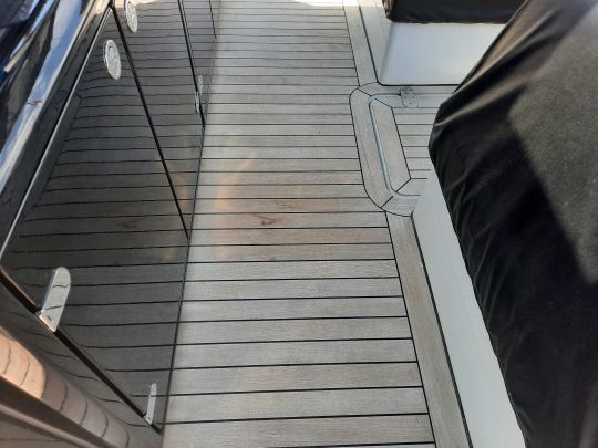 La corda nautica giace sul ponte in teak di uno yacht