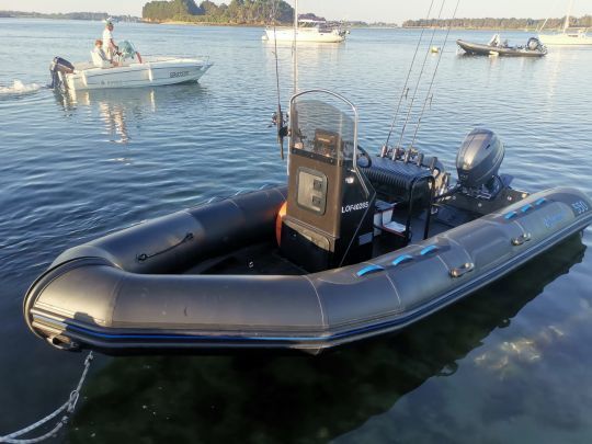 Le Narwhal HD 550 est un semi-rigide apprécié des pêcheurs.