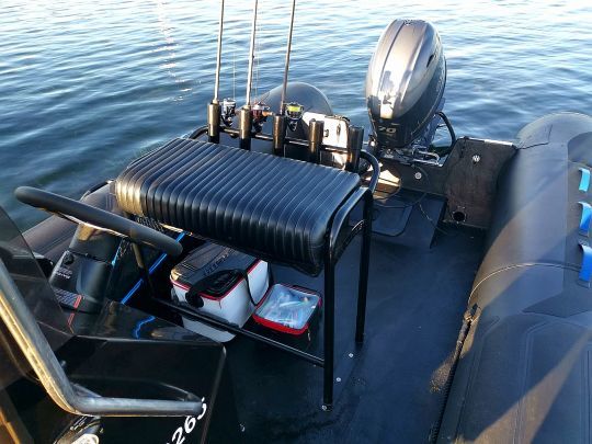 En dessous, un espace libre permet d'y loger un vivier ou de se servir de cet espace pour le rangement du matériel de pêche.