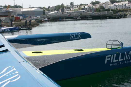 Bache sur la plage avant du trimaran SVR Lazartigue