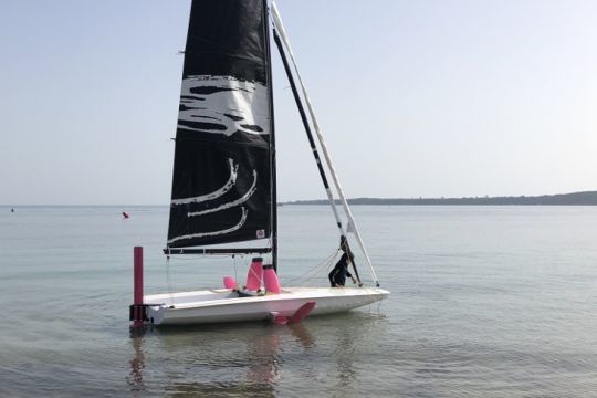 Nous n'avons pas testé nous-même la mise à l'eau, mais elle les foils entièrement escamotable facilitent le départ de plage