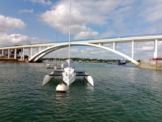 Les formes de carène rappellent le travail de VPLP Design pour l'Astus 20.5