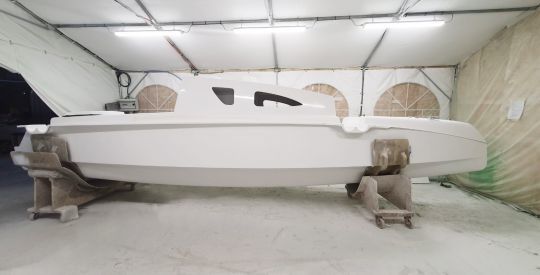 Coque centrale de l'Astus 22.5 en construction