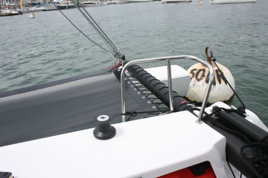 Un balcon arrière qui invite le barreur de l'Astus 22.5 à s'installer