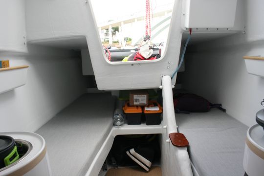 Rangements sous le cockpit et la descente