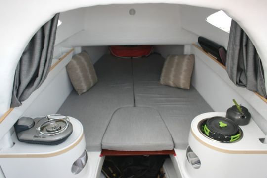 Couchage avant et blocs cuisine