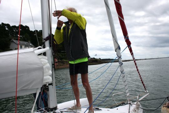 Si nous envoyons le gennaker du pied de mât avant d'appareiller, les renvois sur le piano permettent de manoeuvrer presque tout depuis le cockpit