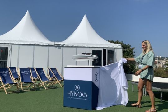 Présentation de la maquette de l'Hynova 42 © Bateaux.com