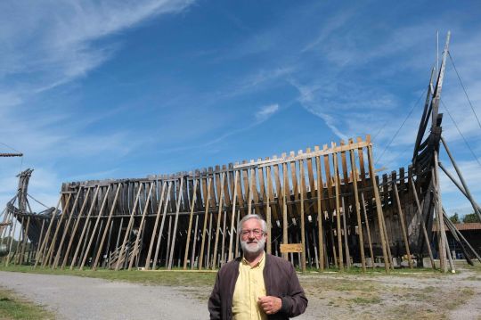 Christian Cardin devant le chantier du Jean Bart