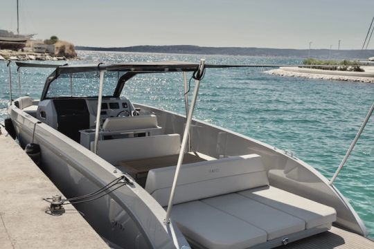 Bain de soleil sur l'arrière et carré en vis-à -vis dans le prolongement