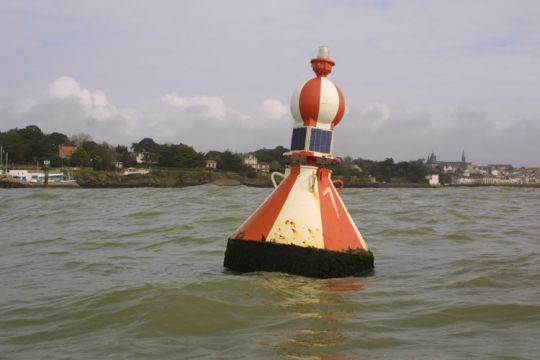 Une bouée de marque d'eaux saines