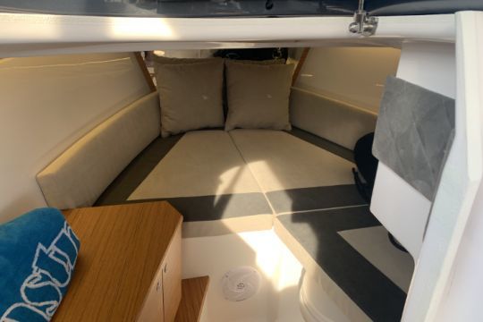 Une petite cabine qui servira plutôt au rangement ou à la sieste des enfants