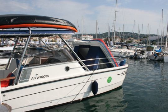 Plage avant relevé, un espace de camping façon tente de combi automobile se dévoile