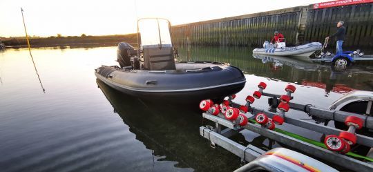 Le nez calé entre les 2 derniers rouleaux, le bateau ne bougera pas.