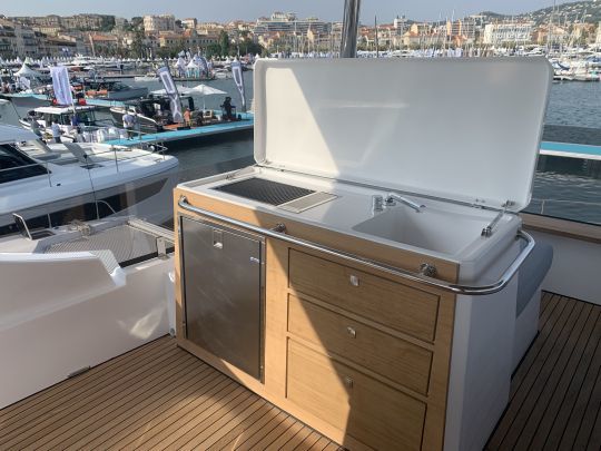 Meuble de cuisine extérieure sur le flybridge