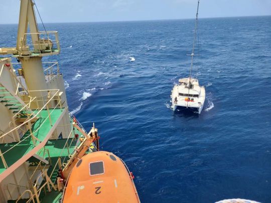 Transbordement entre cargo et catamaran