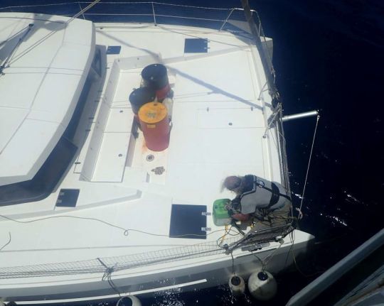 Transbordement entre un catamaran et un cargo