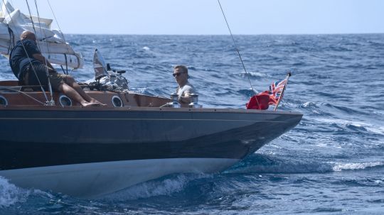 James Bond naviguant à bord d'un Spirit 46 dans le film No Time to Die © 2021 Danjaq, LLC and Metro-Goldwyn-Mayer Studios Inc
