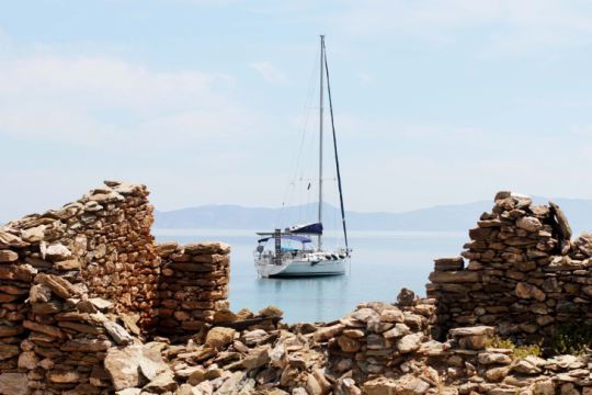 Mouillage sur l'île Gyaros dans les Cyclades