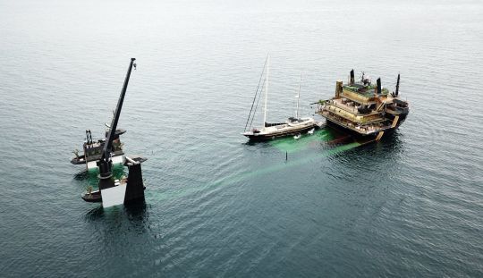 Une plateforme submersible pour mettre facilement à l'eau les embarcations