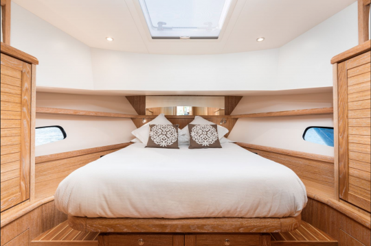 Cabine propriétaire avec lit double central