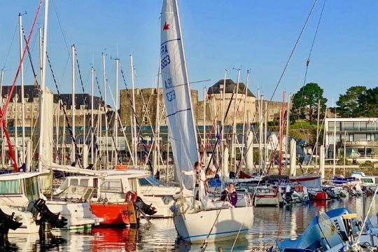 Dollar 2 dans la marina du chateau à Brest