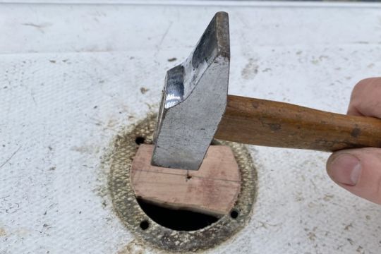 On insère une cale dans le trou pour guider la scie cloche.