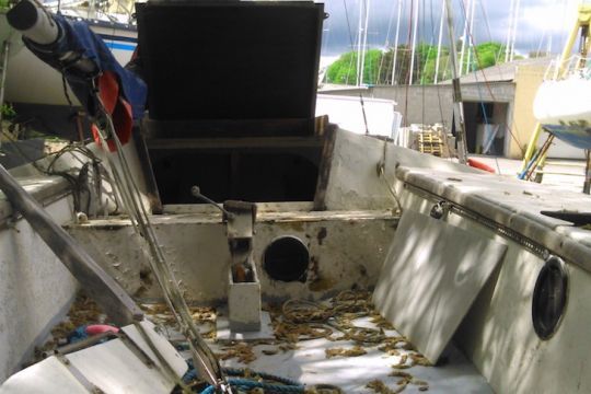 Le fond du cockpit n'est plus étanche et de l'eau stagne au dessous !