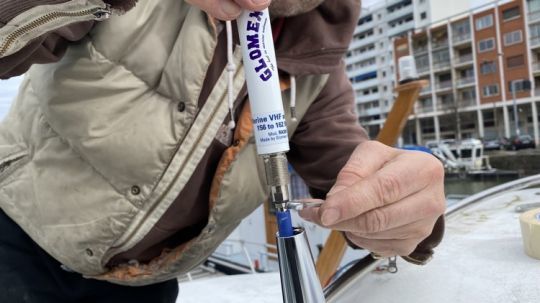Serrage du câble Glomeasy sur l'antenne
