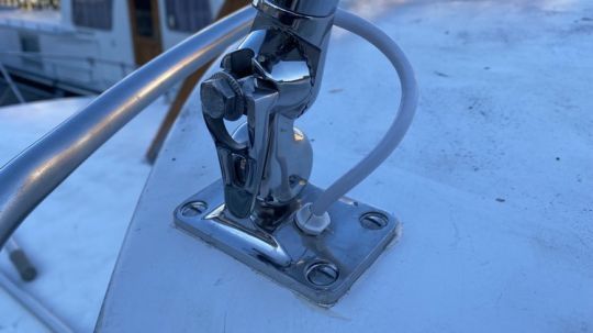 L'antenne en place sur sa rotule