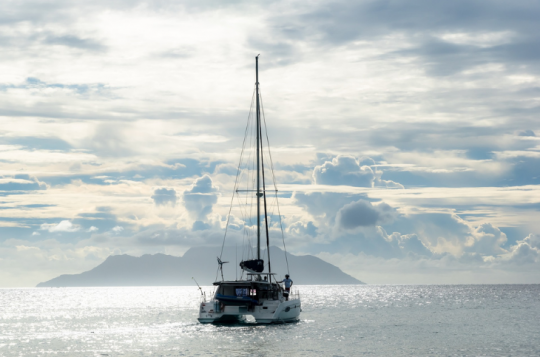 Les catamarans peuvent être onéreux sur des cargos car le tarif dépend de la surface du bateau occupé