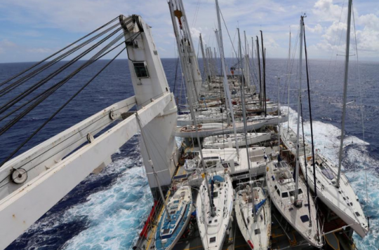 Les bateaux sont exposés sur les cargos