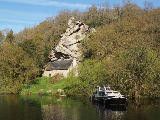 L'Antarès salue la chapelle Saint-Gildas adossée à son rocher