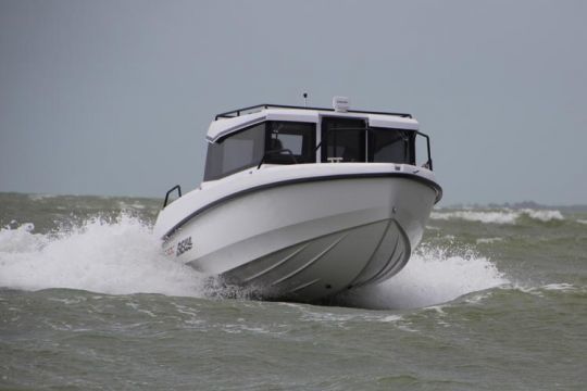 Un faible V avant qui risque de taper dans la mer