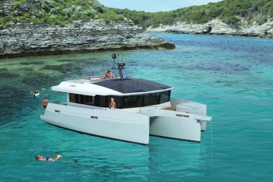 Un roof avec panneaux solaires et flybridge