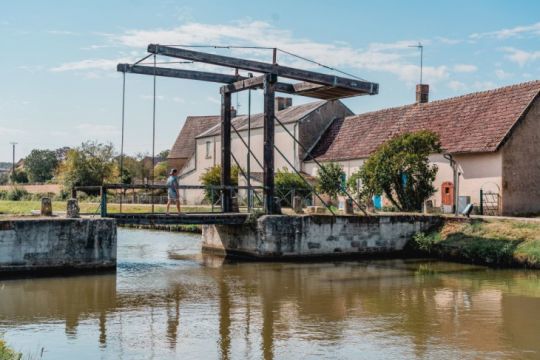 Comme ici le pont levis de Dirol, la navigation sur le canal du Nivernais réserve toujours des surprises