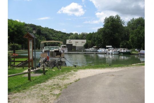 La halte que gère Renaud, à Chatel-Censoir