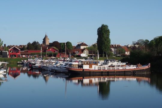 Saint-Jean-de-Losne est l'un des plus importants ports fluviaux d'Europe