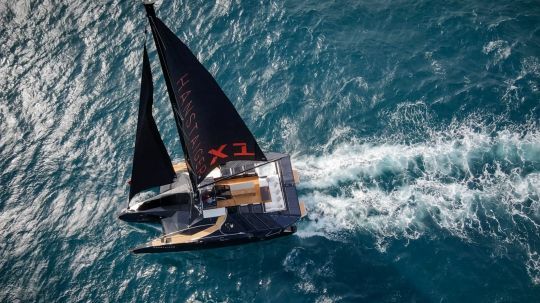 Le trimaran X1 sous voile