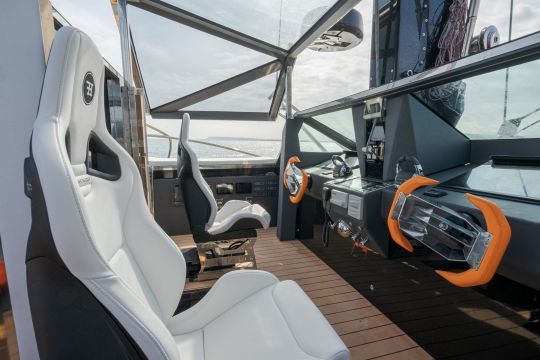 Un cockpit protégé qui rappelle celui d'un pilote de chasse