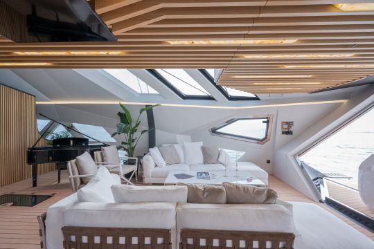 L'espace salon toujours lumineux