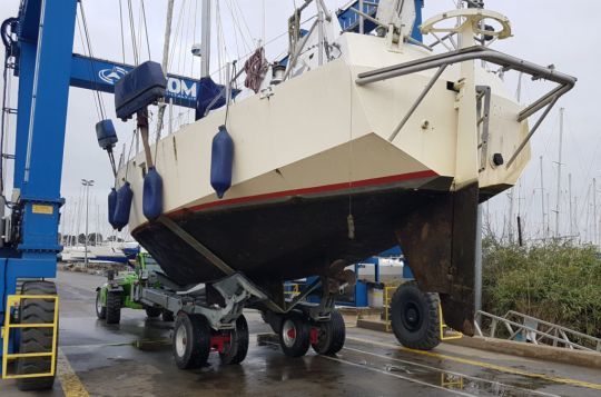 Mise à l'eau d'Arthur, dériveur lesté de 47 pieds