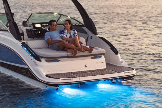 Un grand bain de soleil avec rangement en-dessous et entrée latérale à tribord