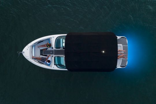 Un bimini en toile en option