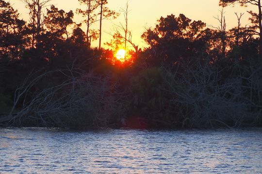 Nuit paisible à l'ancre dans un bras de rivière