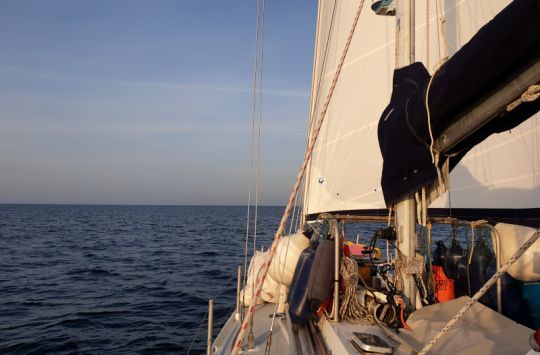 Arthur à la voile vers Sein