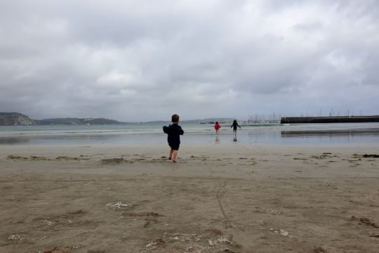 La plage de Morgat avec le port derrière