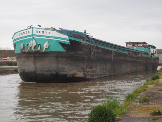 Un bateau vide cause moins de remous qu'un autre chargé
