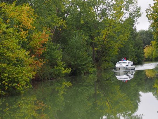 La végétation évite de s'approcher de la rive